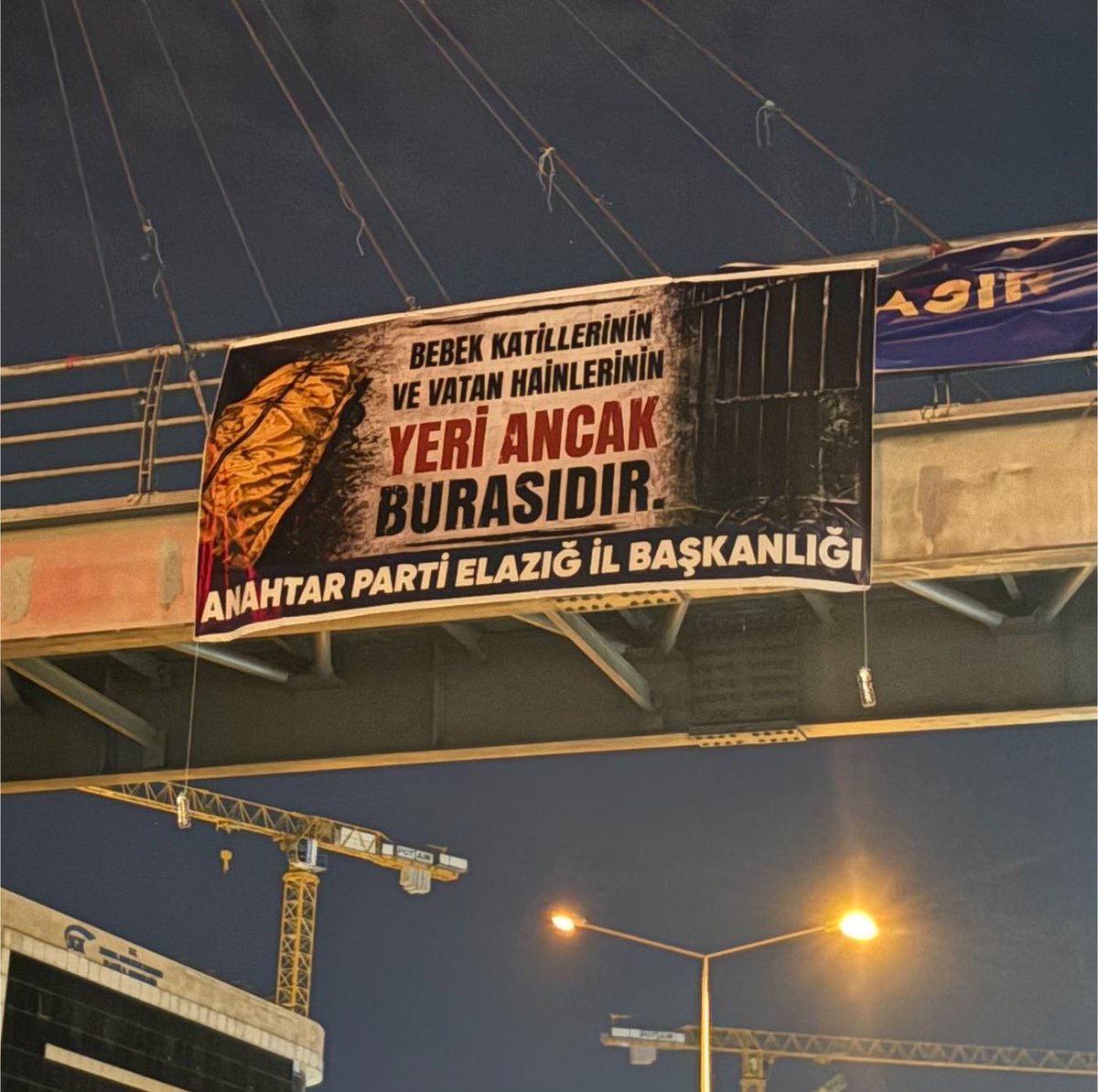 vukuathaberx's tweet photo. 📸 Anahtar Parti Elazığ İl Başkanlığının şehirdeki tüm üst geçitlere astığı pankart: https://t.co/XMVIwCf6FZ