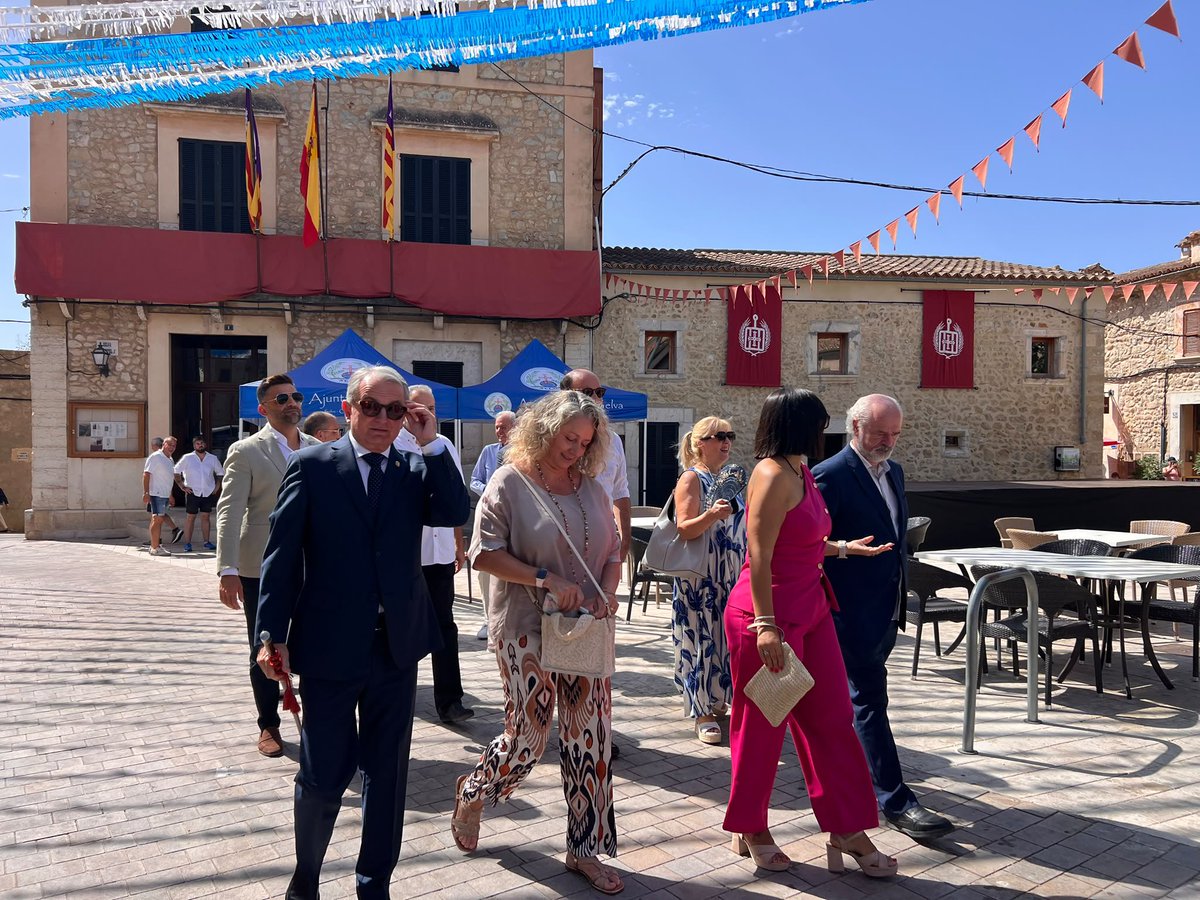 PPdeMallorca's tweet photo. Selva celebra les seves festes patronals de Sant Llorenç! 

En el dia gran de les festes, hem assistit al tradicional ofici solemne en honor al seu patró, Sant Llorenç, i gaudit del cercavila, de l’Oferta i de la ballada d’Aires de Muntanya.

Una jornada especial per celebrar i reivindicar les tradicions i les arrels. Molts d’anys! 💙