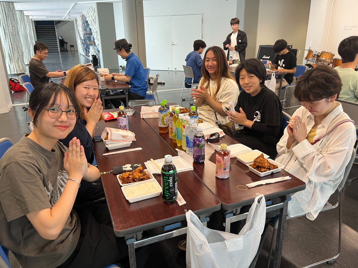 KontonFes's tweet photo. 【本日の仕込み　無事完了】
仕込みは昨年より順調に無事完了致しました！現役生の皆様に本当に感謝！

お昼はみんなで恵比寿弁当の唐揚げ弁当を
現役のこと何度食べたことか
変わらない味！年齢を重ねたのはこの体。完食まで長かった😅

今週末土曜KontonFes、是非お越しください🙇 https://t.co/3VfoBNmFkH