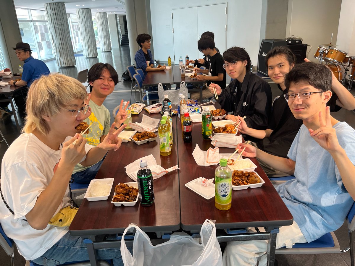 KontonFes's tweet photo. 【本日の仕込み　無事完了】
仕込みは昨年より順調に無事完了致しました！現役生の皆様に本当に感謝！

お昼はみんなで恵比寿弁当の唐揚げ弁当を
現役のこと何度食べたことか
変わらない味！年齢を重ねたのはこの体。完食まで長かった😅

今週末土曜KontonFes、是非お越しください🙇 https://t.co/3VfoBNmFkH