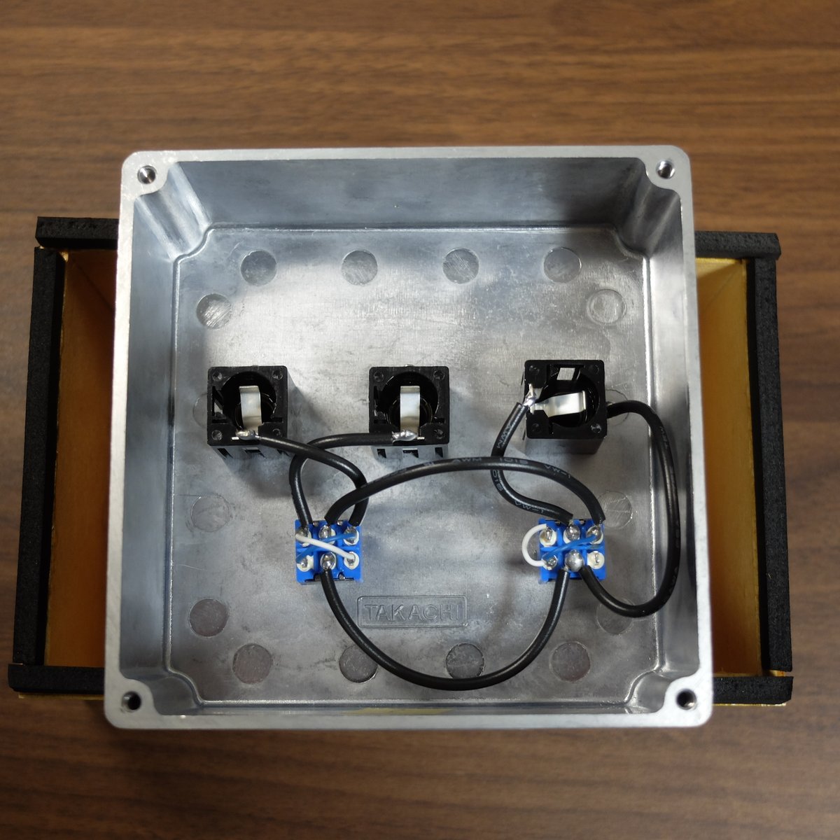 W4J_effects's tweet photo. シンセやリズムマシンでトラック製作するので、手元で切り替えたいというのが製作動機。で、作ったのが「Mults &amp; Switch」卓上用ABボックスです。配線は超シンプルに。カチカチ切り替えても簡単に壊れないのも大事なポイント。
#ハンドメイドエフェクター https://t.co/0IWwjYS7dB