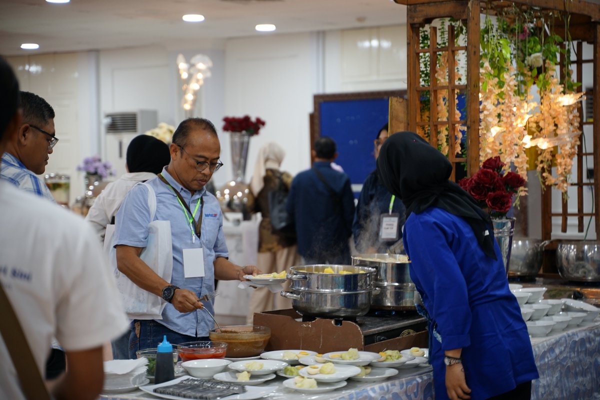 amdatara's tweet photo. DPD AMDATARA Jawa Tengah–DIY menggelar kunjungan resmi ke Dewan Kerajinan Nasional Daerah (Dekranasda) Jawa Tengah sebagai bagian dari rangkaian Musyawarah Daerah (MUSDA) Jawa Tengah–DIY. Kegiatan ini menjadi momentum penting bagi AMDATARA (Perkumpulan Pengusaha Air Dalam Kemasan Nusantara) untuk menegaskan komitmen dalam mendukung keberlangsungan Industri Kecil Menengah (IKM), yang selama ini dikenal sebagai ujung tombak pertumbuhan industri di Jawa Tengah. Kunjungan tersebut tidak hanya bersifat seremonial, tetapi juga diisi dengan langkah nyata berupa pembelian produk IKM oleh jajaran DPP AMDATARA. Tindakan ini menjadi simbol dukungan langsung terhadap pelaku usaha lokal, sekaligus menunjukkan bahwa asosiasi pengusaha air dalam kemasan memiliki kepedulian terhadap penguatan ekonomi daerah melalui konsumsi produk dalam negeri.

Ketua Umum AMDATARA, Karyanto Wibowo, menegaskan pentingnya peran IKM dalam rantai industri nasional: “IKM adalah ujung tombak industri kita. Dukungan terhadap mereka berarti memperkuat fondasi ekonomi daerah. Melalui kunjungan ini, AMDATARA ingin menunjukkan komitmen nyata dengan berbelanja produk IKM, sekaligus memberikan apresiasi kepada Disperindag Jawa Tengah atas upaya luar biasa dalam membina dan mengembangkan industri kecil menengah.” Apresiasi khusus diberikan kepada Dinas Perindustrian dan Perdagangan (Disperindag) Jawa Tengah, yang dinilai telah melakukan berbagai terobosan dalam pembinaan, pendampingan, dan promosi produk IKM. Upaya ini dianggap sebagai langkah strategis untuk meningkatkan daya saing produk lokal, baik di pasar domestik maupun internasional. Selain itu, AMDATARA menekankan bahwa sinergi antara asosiasi pengusaha, pemerintah daerah, dan pelaku IKM akan menciptakan ekosistem usaha yang lebih berkelanjutan.

Dukungan lintas sektor diyakini mampu memperkuat posisi Jawa Tengah sebagai pusat pertumbuhan industri kreatif dan manufaktur berbasis komunitas. Kunjungan ke Dekranasda ini juga menjadi ajang silaturahmi dan pertukaran gagasan, di mana AMDATARA dan Dekranasda berkomitmen untuk terus menjalin kerja sama dalam berbagai program pemberdayaan. Dengan adanya dukungan nyata dari asosiasi pengusaha, diharapkan IKM Jawa Tengah semakin mampu menghadapi tantangan globalisasi dan memperluas akses pasar. Pada akhirnya, kegiatan ini bukan hanya sekadar agenda MUSDA, melainkan sebuah langkah konkret AMDATARA dalam membangun solidaritas ekonomi, memperkuat jaringan usaha, dan meneguhkan komitmen terhadap keberlanjutan industri kecil menengah di Jawa Tengah.