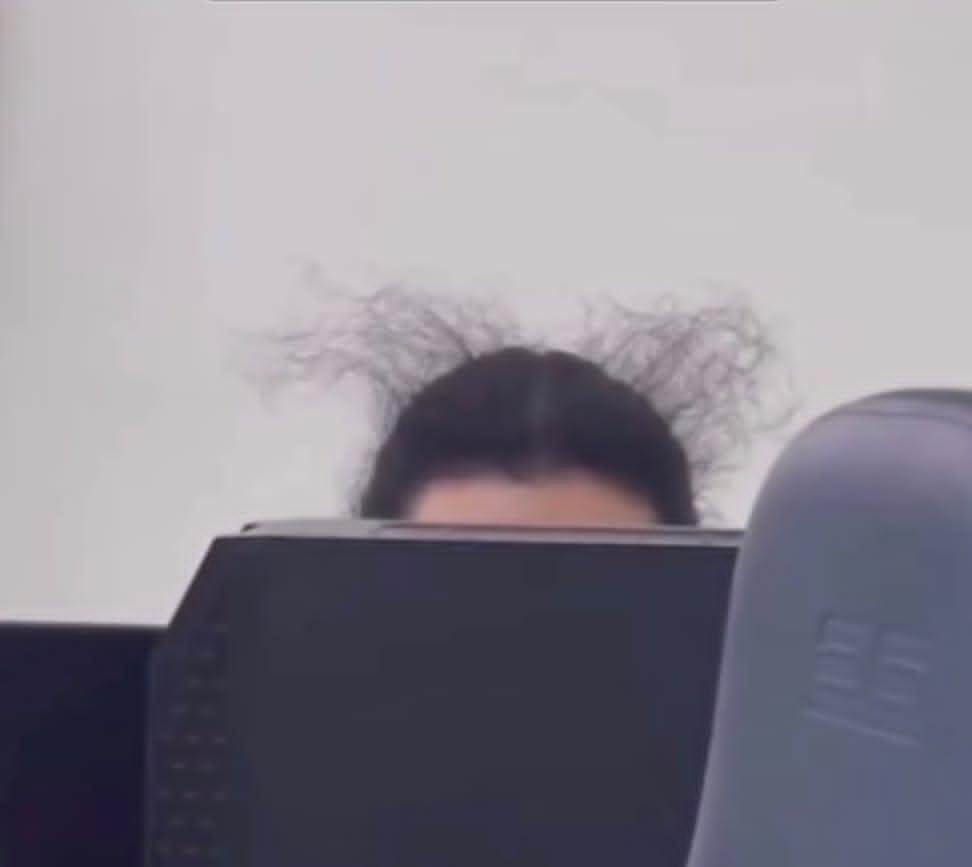 zrpci's tweet photo. If you see a female employee working with her hair like that, don't ask her about anything: https://t.co/j7eQ2dkOPT