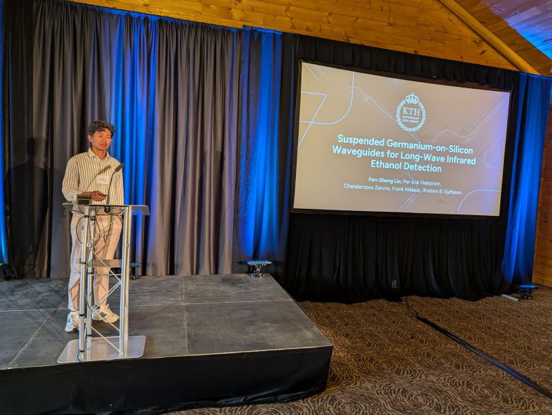 ProjectAeolus's tweet photo. 🔹 AEOLUS at #OMN2026!
Pen-Sheng Lin presented results from the #AEOLUS and SYMPHONY projects in Montreal, highlighting suspended Germanium-on-Silicon waveguides for long-wave infrared ethanol detection.
🔗 https://t.co/kqWLunnxgt
#Photonics #Sensing #MEMS https://t.co/zlZthwF9Fq