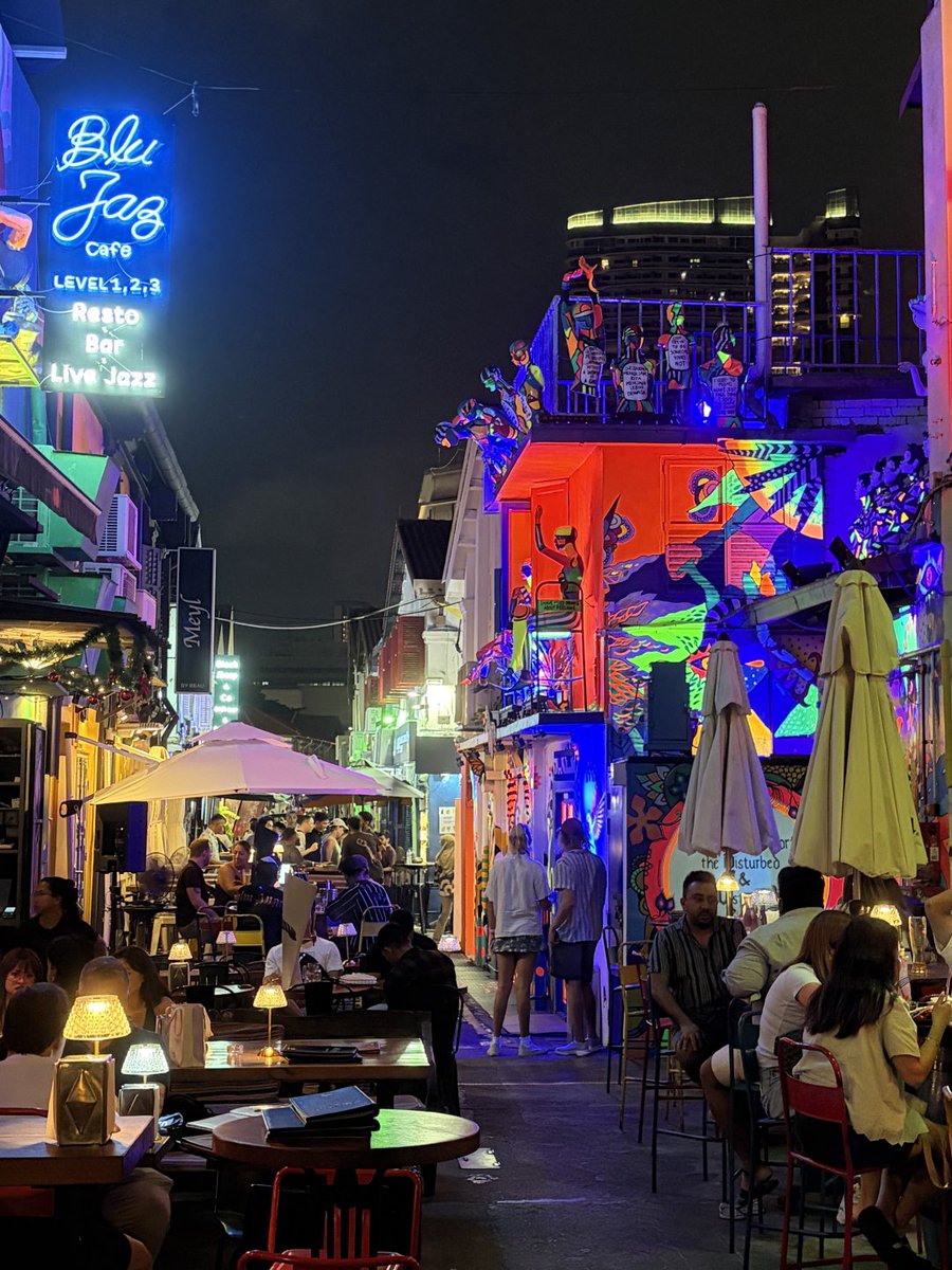 Lyrafly216's tweet photo. Almost every city seems to have a similar kind of creative street — cities are different, yet somehow alike. https://t.co/fmj0PxxQcN