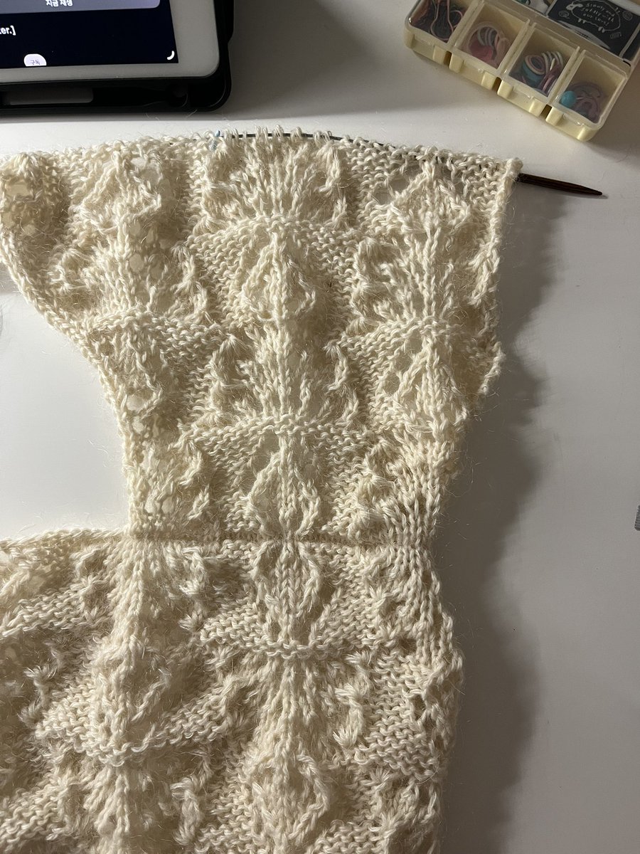 ocooknit's tweet photo. 오른쪽 앞판은 찰떡으로 맞음... 귀찮으니까 킵고잉 https://t.co/1AsVYmHxZ1