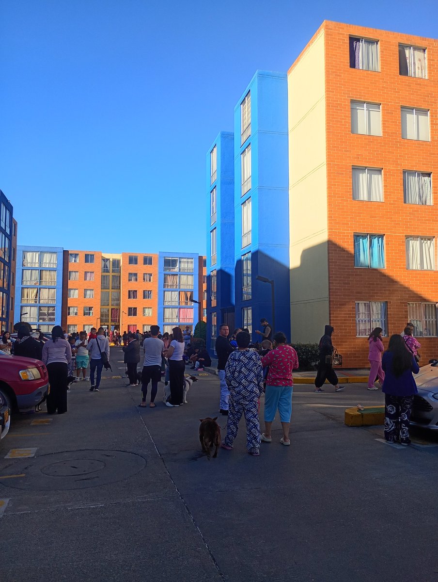 PrensaArameoSAS's tweet photo. #Sismo| En el #Noroccidente de #Bogota se sintió con fuertes movimientos en las 25 torres. Los vecinos salieron atemorizados y nerviosos. Sin graves accidentes,ni consecuencias en esta ciudadela. #CiudadelaCafamII
#LaFm #BluRadio #CaracolRadio #WRadio https://t.co/3HfpO8HXDV