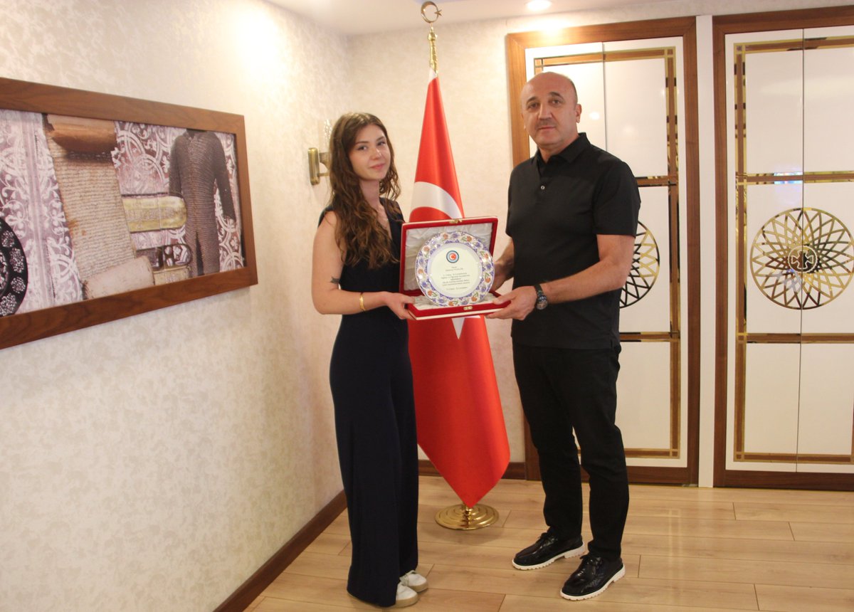 Cimseis's tweet photo. Çimse-İş Çocukları Adına Genel Başkanımız Zekeriya Nazlım’a Anlamlı Teşekkür https://t.co/seOaiU8UVk