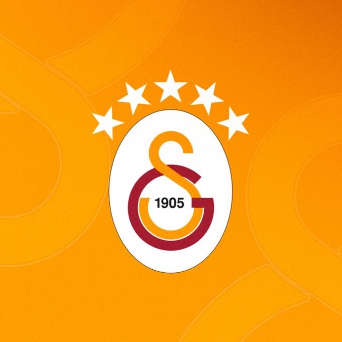 Galaritma's tweet photo. Emre Kaplan: "Galatasaray'da Singo transferinde etkili olan, Başkan Dursun Özbek'in bir önceki döneminde Belhanda, Feghouli gibi transferlerde etkili olan deneyimli bir menajer, direkt olarak Başkan Dursun Özbek ile görüşmeler yaptı.

Fransa'dan daha önce adı çıkmamış bir oyuncuyla ilgili yapıldı bu görüşmeler. İsmi öğrendim, sorduğumda 'gizli yürütüyoruz bu operasyonu, ismi yazmazsan bizim için iyi olur' şeklinde karşılık bulduğum için şu an ismini veremiyorum. 

Çok çok büyük bir yıldızdan bahsetmiyoruz, katkı yapabilecek bir oyuncu." (Libero)