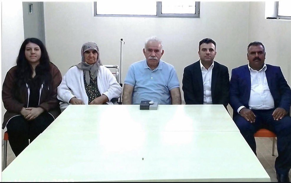 nuc_e1ic's tweet photo. 🚨Kürt Halk Önderi Abdullah Öcalan’ın yeni fotoğrafı paylaşıldı

Kürt Halk Önderi Abdullah Öcalan’ın Ekim 2025’te gerçekleştirdiği görüşmenin fotoğrafı yayınlandı https://t.co/yMKDY8oJ8v