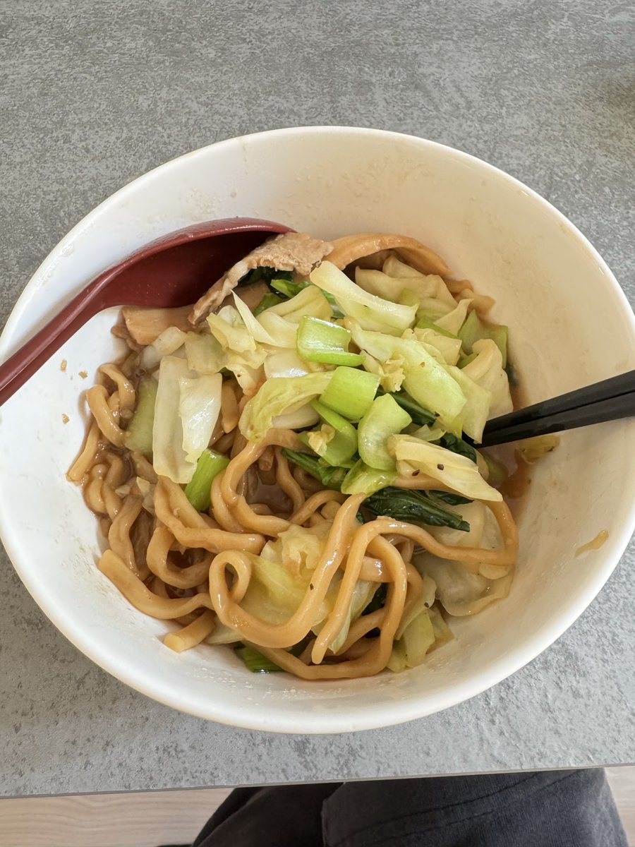 mitsudx555's tweet photo. インスタライブお邪魔しました！
(お昼に食べた冷凍二郎ラーメンを添えて)
※汚さ注意⚠️ https://t.co/CtZh5fjQa0