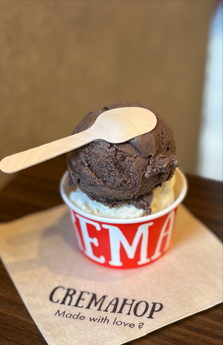 K5xPn's tweet photo. 暑すぎてジェラート🍨試食3つさせてくれるの太っ腹すぎる https://t.co/l4rauvZwpv