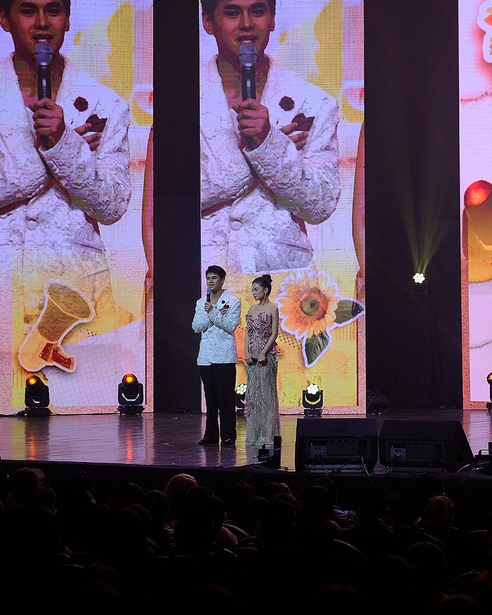 RegalFilms's tweet photo. The crowd went WILD as Bianca de Vera and Dustin Yu officially unveiled their newest movie project—marking a major milestone in their journey as DustBia and their first big-screen chapter together. 🥹🍿

BA’T ‘DI NA LANG TAYO? Coming Soon in Cinemas.

#BatDiNaLangTayo #DustBia https://t.co/PcEcr5gatY
