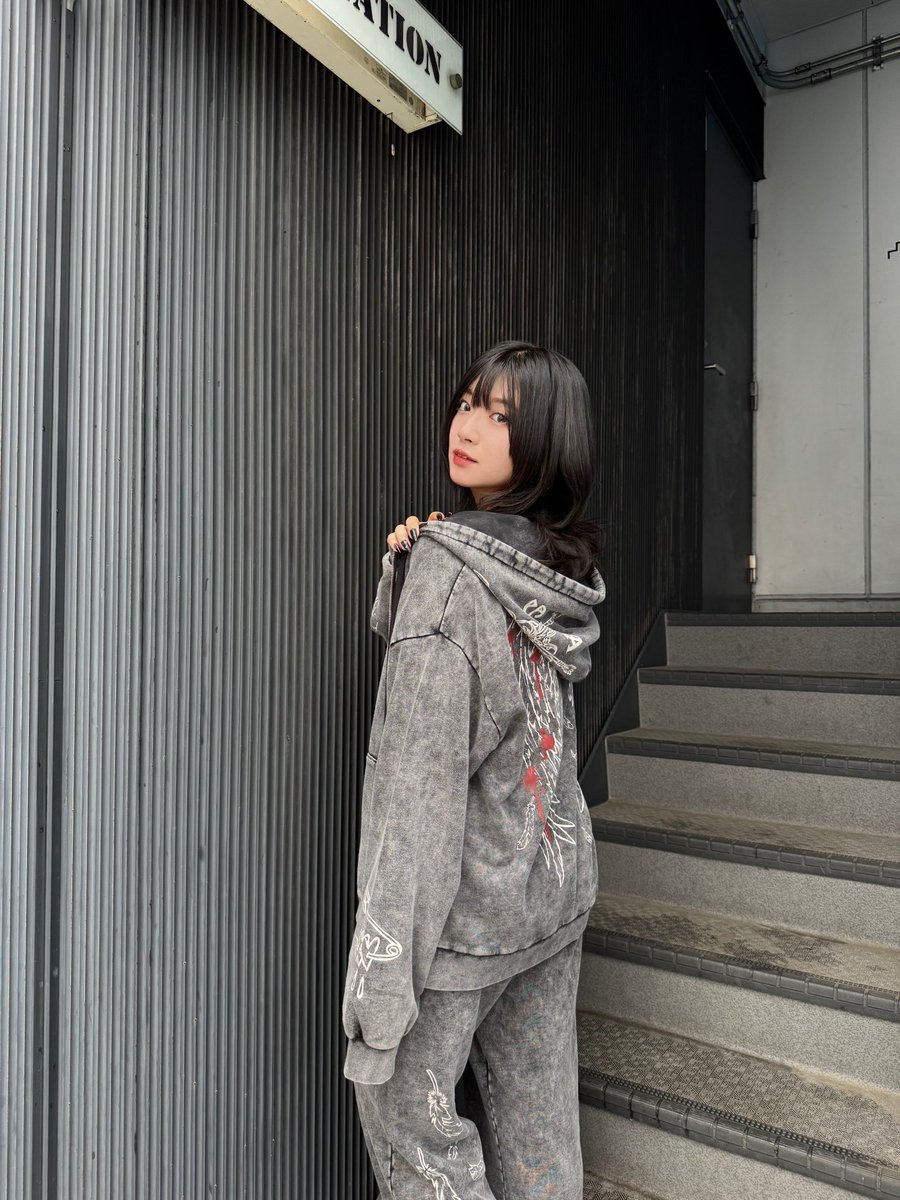 amane_bushi's tweet photo. 進藤あまね×PSYCHO NATION×ゲキクロ コラボ 予約受付スタートしております✨️

セットアップはXLも追加になりました❣️
シャツはM、セットアップはLを着用しております！！（ウエストが余裕出来ちゃうけど丈感が165cmはlがオススメです👍）

早速普段着としても着用させていただいています✌️
めっちゃ拘って作らせて頂いたので、是非GETしてください(*´﹀`*)