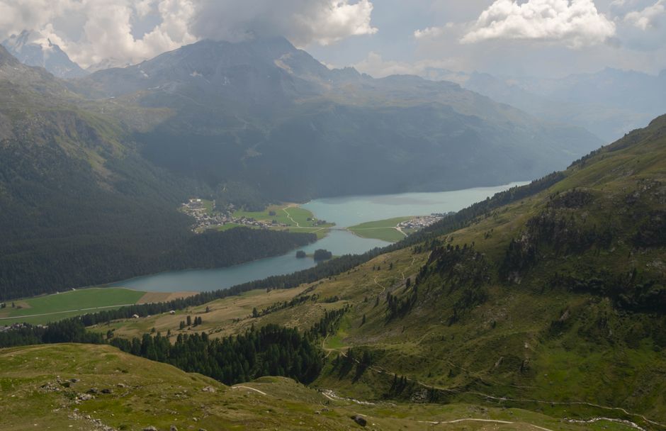 SwissCGNY's tweet photo. 🏔️🇨🇭 As temperatures rise, travelers are heading for the #SwissAlps. #Graubünden is seeing an increase in spontaneous bookings as visitors seek cooler mountain air, alpine lakes and outdoor adventures during this summer's heatwave. 🌿

💡https://t.co/hBiSivxLJh

#Switzerland https://t.co/zMikF9aBwQ
