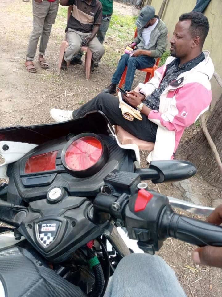 Jawar_Mohammed's tweet photo. BISHAAN GURRAACHA/ ARSII LIXAA 
===================
"TOGAA WORAANSAA rakkoo guddaa kesssa jirra jawwee 
Gibirri humna keenya ooli akkasumas Dargaggeessa dirqamaan gara woraanaa oofaa jiru 
Maaloo isaa kana yeroo gibira humna keenya ooli tahee birrii fudhatan lali  Sagalee irra nuuf oolchi"