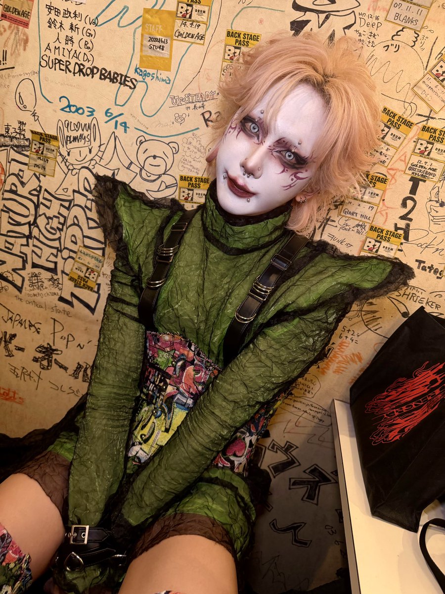 Kizu_kyonosuke's tweet photo. Peace begins with…
もう何回目になるのだろう、思い出せないくらいこの時期にこの日に毎年広島長崎でライブできてることとても嬉しい、だし夏休みみたいな感覚で毎年超楽しみにしてるツアーなんだよね！
振り返るとこの年はこれがあったと言えるくらい想い出が山盛り 本当に沢山沢山
今年もまた新たな最高な想い出が増えました！
何より4人で居る時間が多くて楽しかったー‼️
また絶対来るからね！待っててください！
今年も平和を心から祈ります
広島長崎ありがとう‼️今年も最高だったぜ‼️