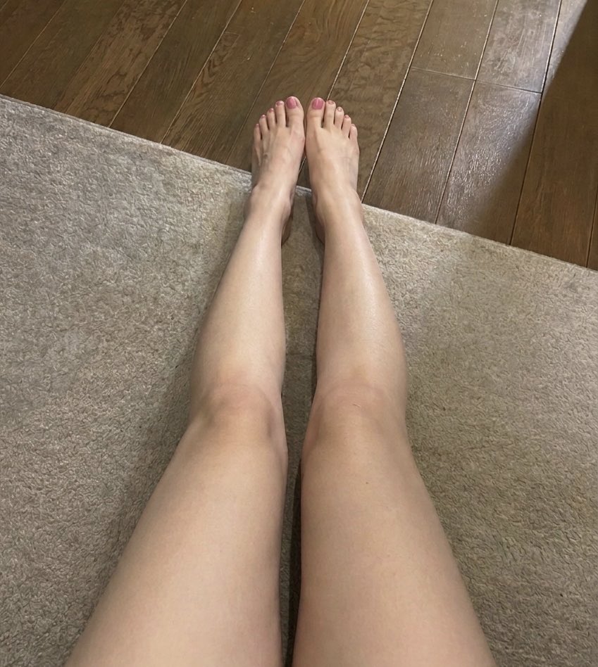 Lulumynnh's tweet photo. 本当は出すの恥ずかしいけど

私の足そんなに綺麗じゃないけど

こんなのでも需要あったりするかな？ https://t.co/iKNw7JW0sb