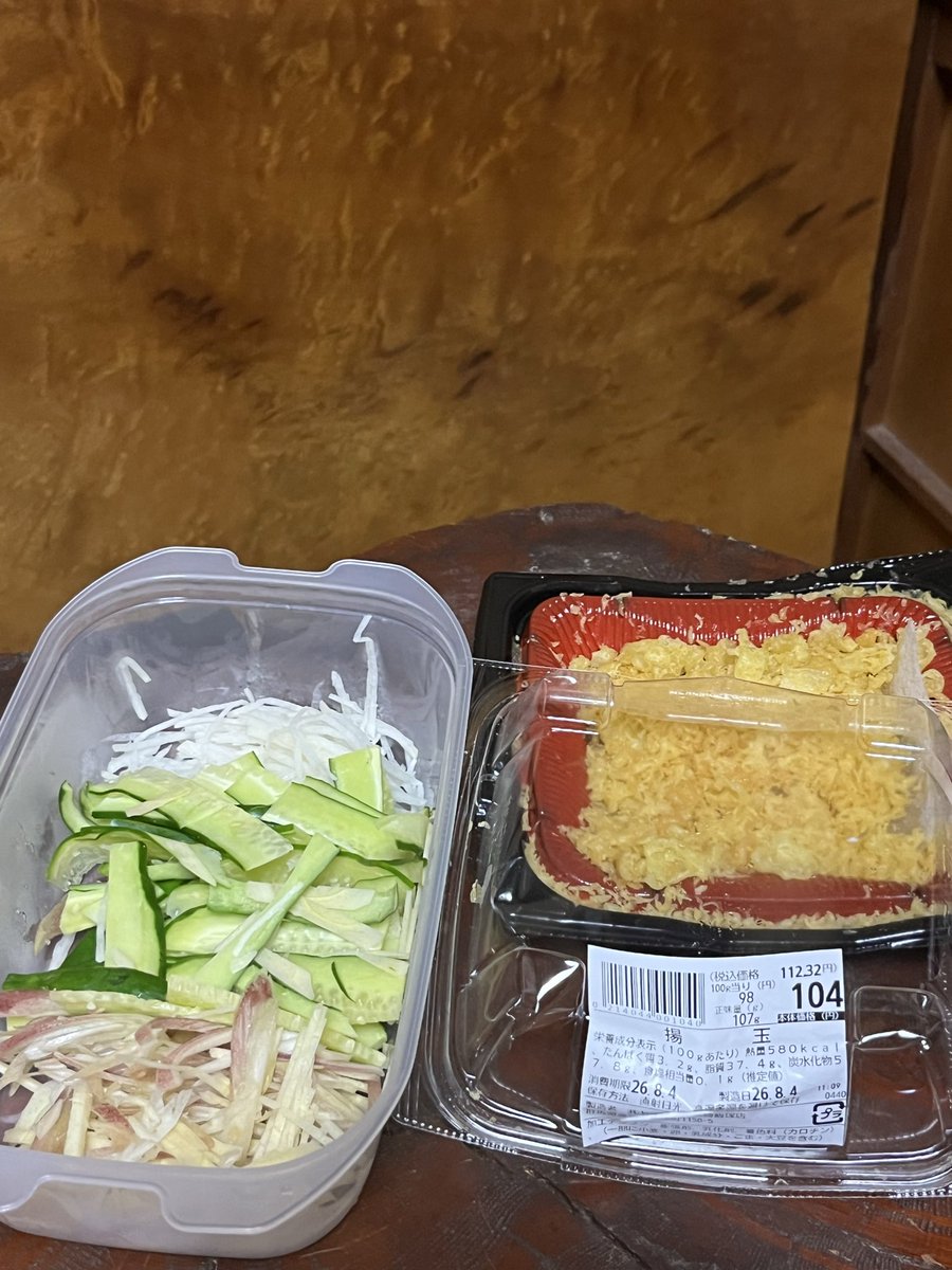 Thaisuki5's tweet photo. 氷水でキリッと冷やした素麺を頂く時
私が好きな薬味は
茗荷、生姜、胡瓜、大根の千切り

それに、絶対外せないのがスーパーの惣菜売り場で売ってる天かす(揚げ玉)
色々な具材を天ぷらにした天かすだから美味いんです　😋👍 https://t.co/XWDmhhJHQz