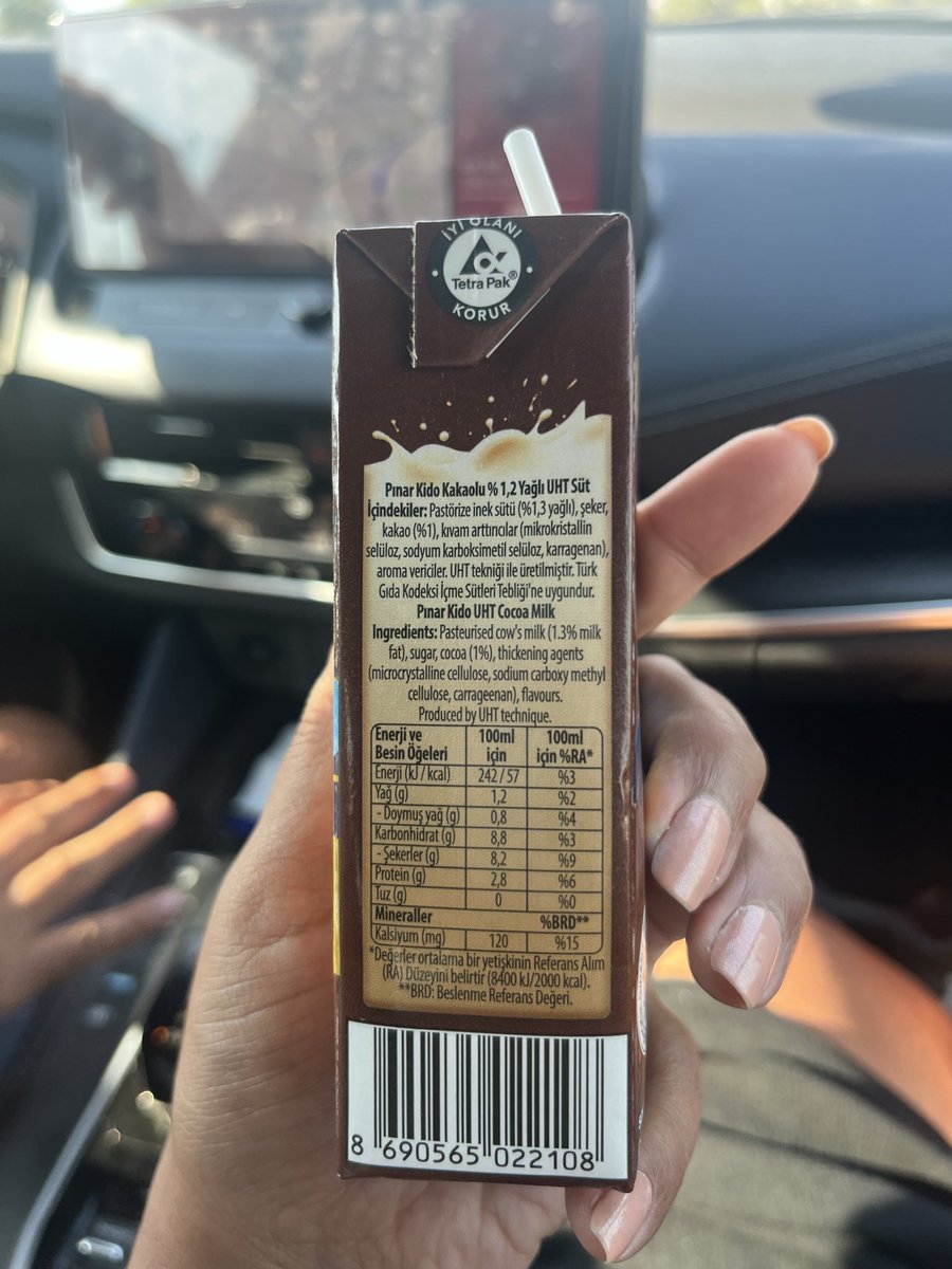 KaratopSevgi's tweet photo. Bodrum gündoğan macro centerden aldığım kakpulu süt bozuk çıktı. Bozuk tatdan zıyade kimyasal çok kötü bir tat vardı. Oğlum bi kaç yudum aldıktan sonra kusaya başladı. Çocukların içtiği bir üründe böyle bir aorumsuzluk nasıl olur. Mail attım kimse dönmedi. Sütün tarihide vardı https://t.co/ROg2oyV3Yg