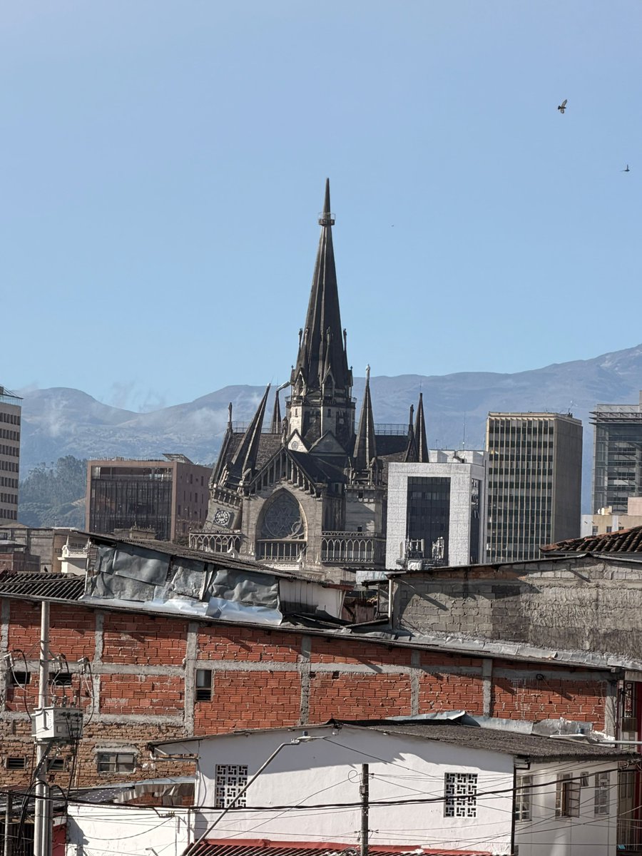 JohnJaider95's tweet photo. La catedral, Manizales 💔
#temblor https://t.co/JwRGdoWtqe