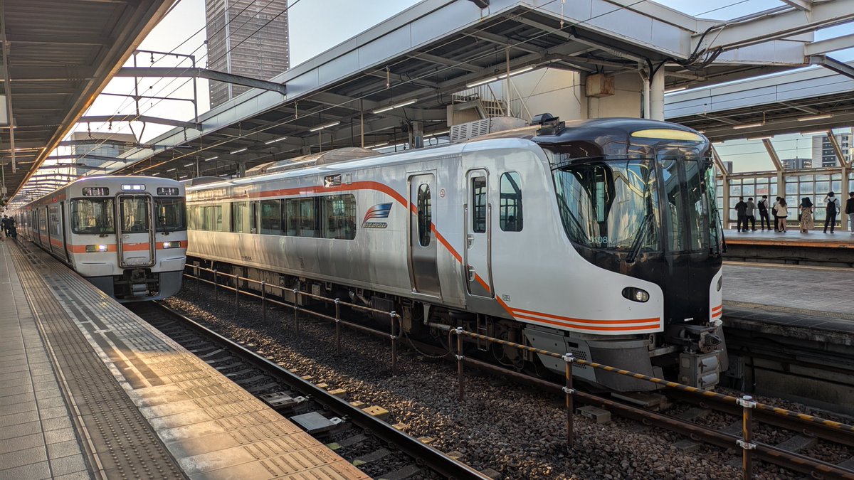 5423K's tweet photo. 岐阜駅で撮影してきました。
屋根の無い場合は暑���🫠屋根が合っても暑い🫠

【8081D HD85系D1編成「特急 ひだ 81号」 】

【717C ｷﾊ75-3401＋ｷﾊ3501「普通」】

【36D HD85系108D編成＋HD85系D3編成「特急 ひだ 16号」】
#鉄道 #JR東海 #気動車 #岐阜駅 https://t.co/hMyEcOOgNN