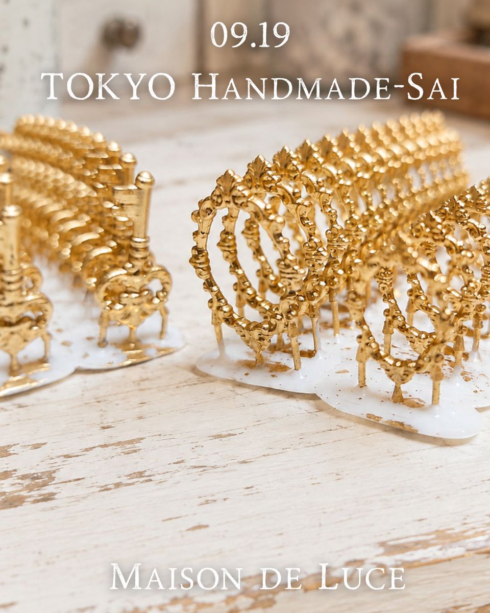 LuceMaisonde's tweet photo. そして小さな鍵たち。  

今まではレジンとモールドを使って
ひとつひとつ作っていたのですが
3Dプリンターなら一度にこんなにたくさん!  

しかも今までは、サポートから全部外して
ひとつひとつ着色していたのですが……  

「あれ？ サポートが付いたまま塗った方がラクじゃない？」 
 と、今さら気付きました😂 

なぜ今まで外していたのだろうか…笑 

こうして少しずつ、制作方法も進化しております♪  

完成した小さな鍵やスプーンたちは
ここからさらにMaison de Luceらしい
 “ちょっぴり怪しいお菓子”へ仕立てていきます🍪 

#MaisondeLuce #TOKYOハンドメイド祭 #メゾンドルーチェ #フェイクスイーツ #ミニチュア #ミニチュアスイーツ #3Dプリンター #アンティーク風 #ハンドメイドアクセサリー #制作風景 #作業風景 #ゴールドアクセサリー #小さな世界 #ハンドメイド作家