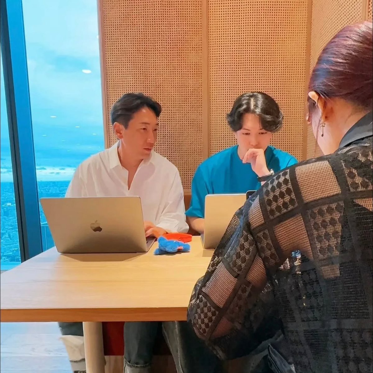 seduhtehnya's tweet photo. Ada yang masih ingat Lee Jonghyun eks CNBLUE? 👀

Doi mendadak update IG, curhat sekarang sibuk kerja di beauty marketing dan baru sadar susahnya hidup orang biasa setelah bertahun-tahun mengasingkan diri.

​Bang, lu mengasingkan diri bukan karena capek ngartis, tapi karena terciduk jadi member VIP di grup chat nista Jung Joonyoung alias circle Burning Sun yang hobi bagi-bagi video hidden camera ilegal & ngelecehin perempuan 😅

​Udah gitu, waktu disuruh agensi hiatus merenung, malah ketahuan ngirim DM mesum ke YouTuber cewek sampai akhirnya dikick dari grup.

​Sekarang laki-laki yang karirnya hancur karena skandal merendahkan perempuan ini nyari duitnya di industri kecantikan yang pasarnya perempuan? Ironis banget ya 🤔