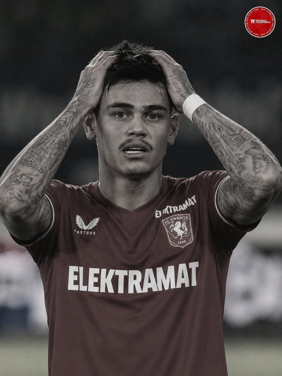 FT_IDN's tweet photo. APA KABAR HILGERS?

Musim 2025/2026 menjadi musim yang kurang mengenakkan bagi Mees Hilgers. Ia sama sekali tidak tampil dalam pertandingan resmi bersama FC Twente setelah perselisihan kontrak di awal musim dan kemudian mengalami cedera ACL saat menjalani latihan.

Mees terakhir kali bermain untuk klubnya pada Mei 2025, sementara penampilan terakhirnya bersama Timnas Indonesia terjadi pada Juni 2025.

Musim lalu, Mees tidak masuk dalam skuad utama FC Twente untuk pertandingan resmi karena situasi pembekuan akibat masalah negosiasi kontrak. Sialnya, pada November 2025, ia mengalami cedera ACL dalam sesi latihan yang membuat situasinya semakin sulit.

Persoalan kontrak ditambah cedera membuat Mees absen lebih dari satu musim. Bahkan setelah musim berakhir, ia masih harus menjalani proses pemulihan sebelum bisa menentukan langkah berikutnya dan mencari klub baru.

Situasi kemudian semakin rumit setelah FC Twente secara resmi mengumumkan bahwa kontrak Mees diperpanjang secara otomatis hingga pertengahan 2027.

Sampai saat ini belum ada kejelasan mengenai masa depannya. Mees dikabarkan ingin pindah, tetapi kontraknya bersama Twente masih berjalan.

Pada akhirnya, tidak akan ada titik temu jika kedua belah pihak sama-sama bertahan dengan kepentingannya.

Jika Twente tidak bersedia melepasnya, kemungkinan besar Mees harus menjalani satu musim lagi dalam situasi yang sama: terikat kontrak, tetapi tidak bermain.

Satu-satunya jalan adalah Mees memilih untuk legowo, kembali bergabung dalam latihan dan mencoba memperjuangkan tempatnya bersama tim untuk musim ini.

Bagaimanapun, setelah melewati masa yang begitu panjang tanpa pertandingan, yang paling penting sekarang adalah Mees bisa kembali fit dan bermain sepak bola lagi.

#FT