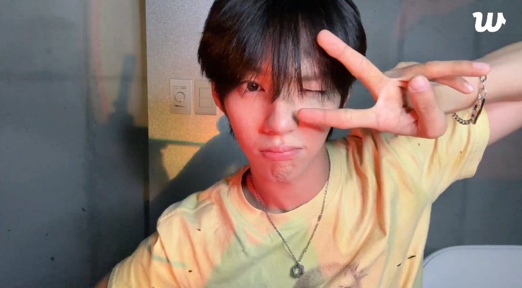 Tin1485's tweet photo. sumakses sa 10M HAHAHAHHAA buti nalang talaga nag yap muna siyaa 😂🥰
#JL #AHOF #Yence #아홉 #제이엘 https://t.co/FJCPR6p30f
