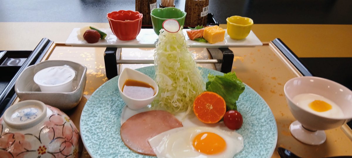 hachihappy08's tweet photo. ８月１０日は 　#宿の日
旅館舞鶴の朝飯は完璧なハムエッグでした
黄身ガ生のサニーサイドアップ🍳
朝飯の後、宿にお礼をして車で3分ほどの中尊寺へ

  朝に啼く  ひぐらし聴けし  光堂 https://t.co/zmBUOf52TV