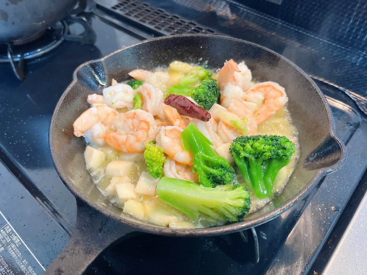 muni_camp's tweet photo. エビのアヒージョ🦐
ニンニク🧄の芽とウインナー炒めただけ
無限に🍻🍻🍻🍻🍻
これでいいんです！こん��んがいいんです
最近キャンプ行けてないので
キャンプ用スキレット🍳召喚🏕️
#おうちごはん
#アヒージョ
#ニンニクの芽 https://t.co/PS00sDsetc