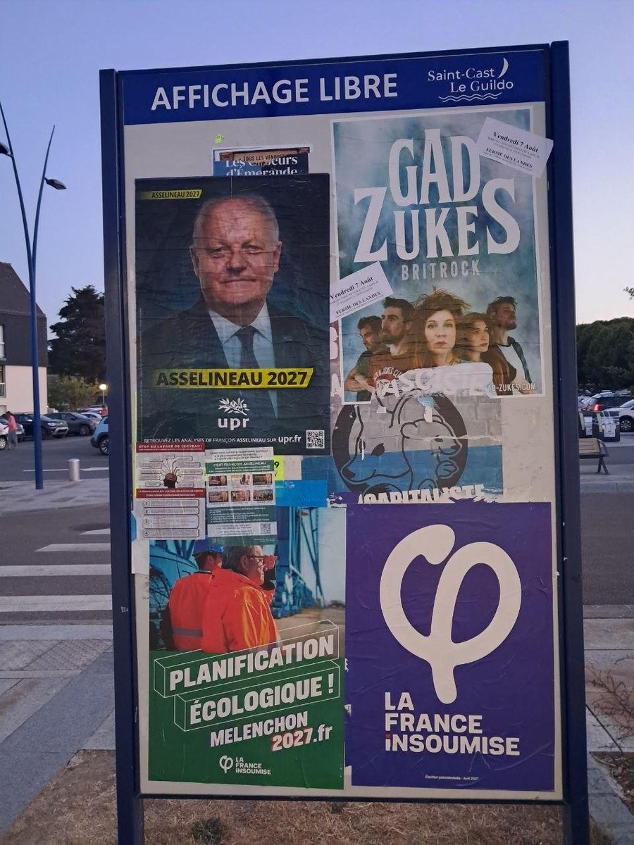 nicolasbauer2's tweet photo. DE LA COLLE ET DU CŒUR 
En Côte d'Armor (22) des adhérents d'Ille-et-Vilaine (35) sont allés couvrir quelques panneaux d'expression libre. l'UPR est organisé pour la campagne présidentielle de 2027.
#Asselineau2027 #upr #frexit #independance https://t.co/PcQseVhZaT