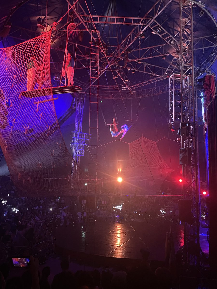 dorazzzzz's tweet photo. 近くでサーカス🎪やってたんで見に行ってきたよ！
安い席だったから端っこだったけど😅 https://t.co/eL7IZEDfKn