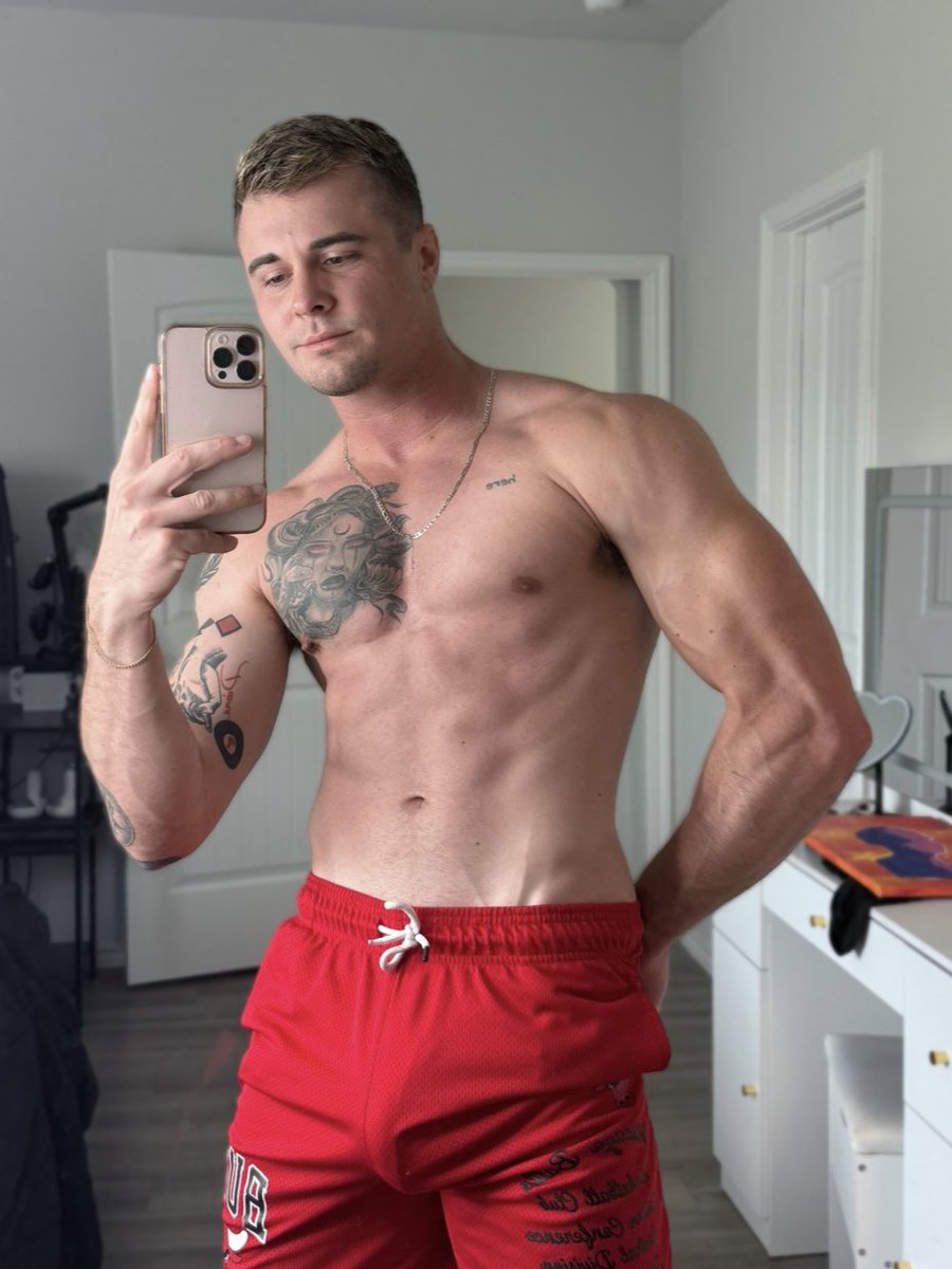 douglasflex001's tweet photo. Reply’hey’ and follow me for latest content 💦💦 https://t.co/1kvD9IrCuD
