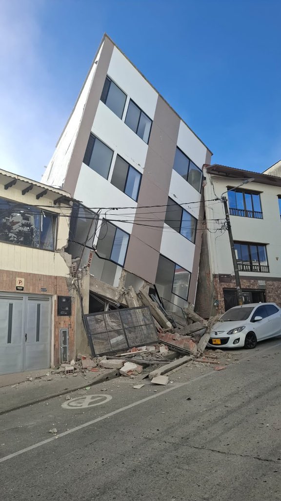 BluRadioCo's tweet photo. Así quedó sector El Cable en Manizales tras el fuerte temblor que se registró hace pocos minutos en el país. #VocesySonidos https://t.co/6FqhOTEfjP
