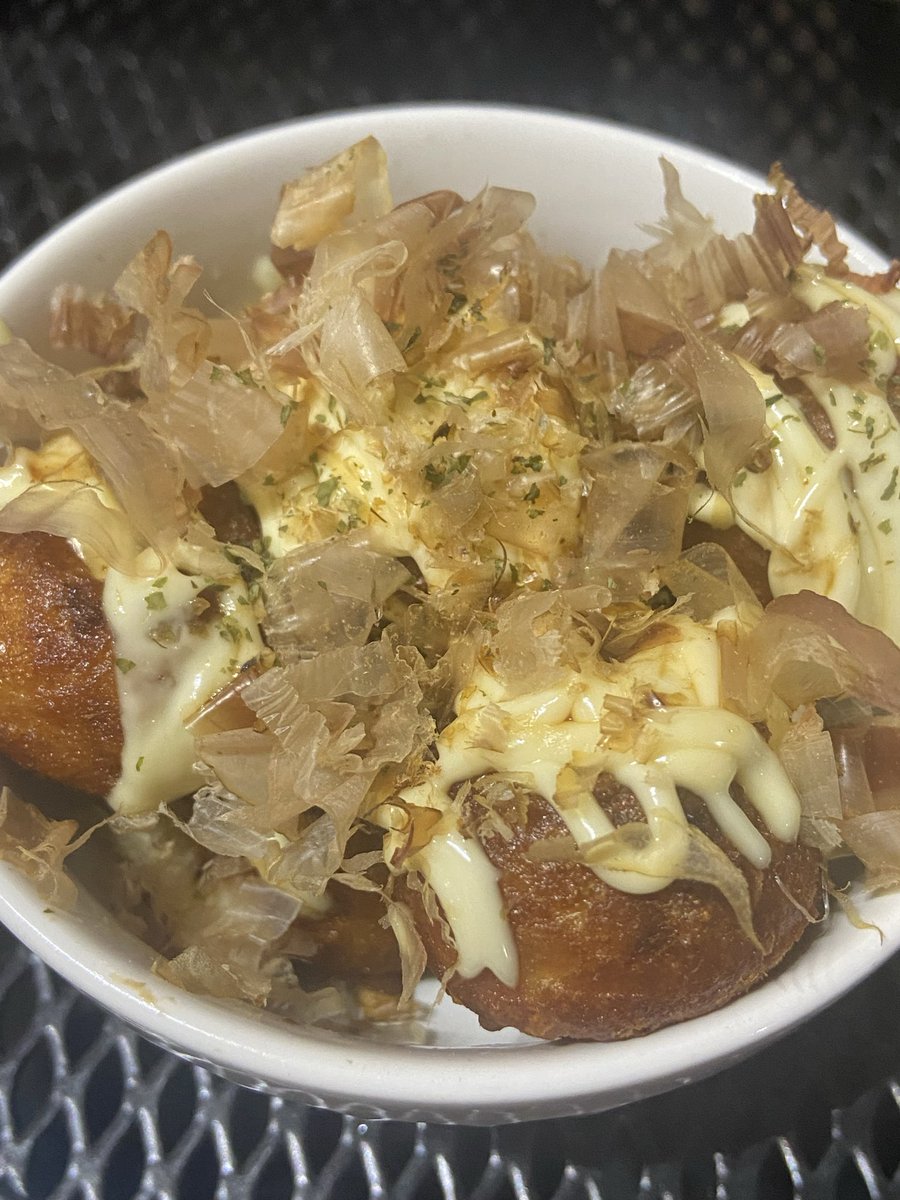 Leva3375's tweet photo. 宴会皆んなの奉行するのと食うので頭いっぱいで肉撮るの忘れたのでたこ焼き撮った https://t.co/NTENdmWeb4