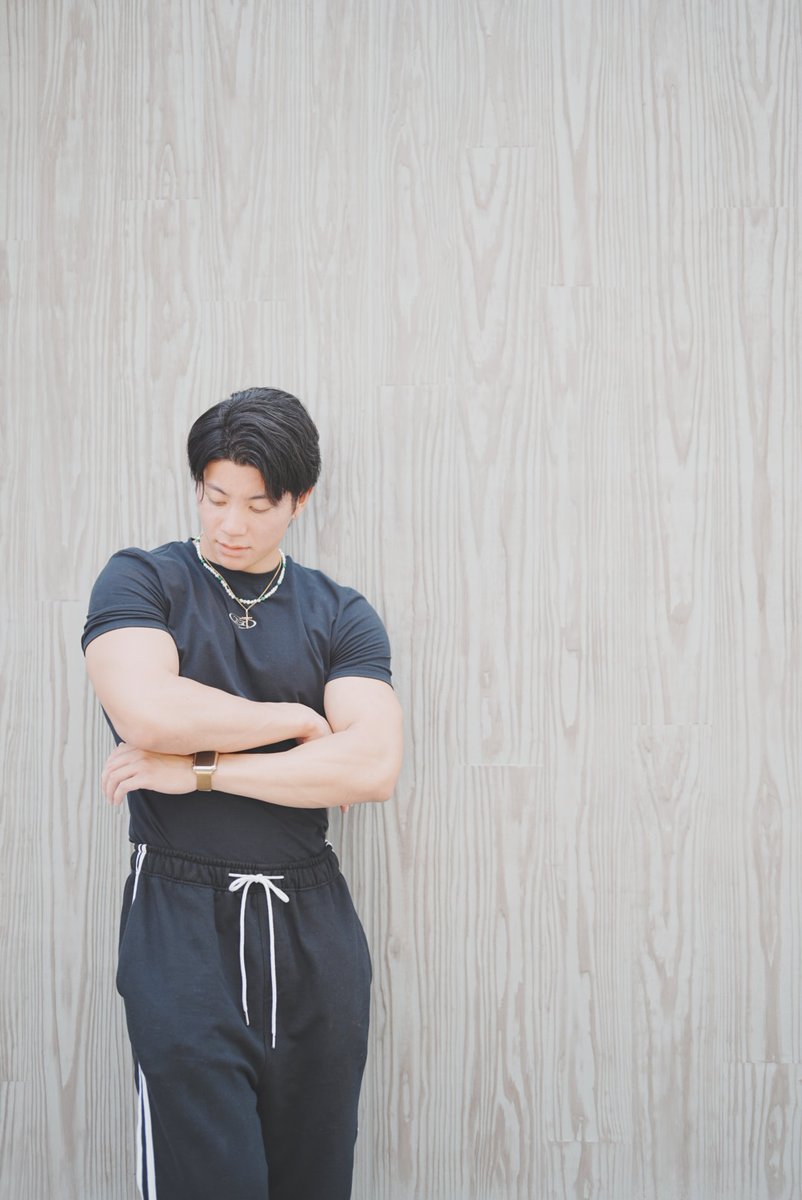 fitcode_touma's tweet photo. 外見を変えようとしている人へ。

3ヶ月で変わりたい気持ちはわかる。

でも3ヶ月で変わった身体は3ヶ月で戻る。

習慣として根付いた変化だけが維持される。

身体を変えることより、習慣を変えることを目的にしてほしい。

筋トレが習慣になれば、身体は勝手についてくる。

食事の質が習慣になれば、体脂肪は自然に落ちていく。

睡眠が習慣になれば、ホルモンは整い続ける。

急いで変えようとする必要はない。

正しい習慣を積み上げ続ければ、
誰も追いつけない場所に気づいたら到達している。