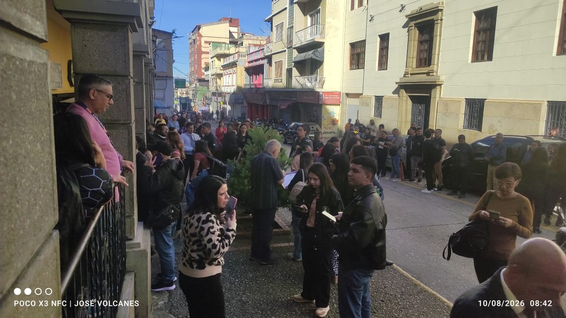 leorodriguezd's tweet photo. 🚨 ÚLTIMA HORA | Fuerte temblor causa alarma en el centro de Mérida
​Un sismo registrado aproximadamente a las 8:40 a.m. de este lunes 10 de agosto generó momentos de pánico en el centro de la ciudad. Provocando la rápida evacuación de tribunales y oficinas públicas https://t.co/chTaBboJiM