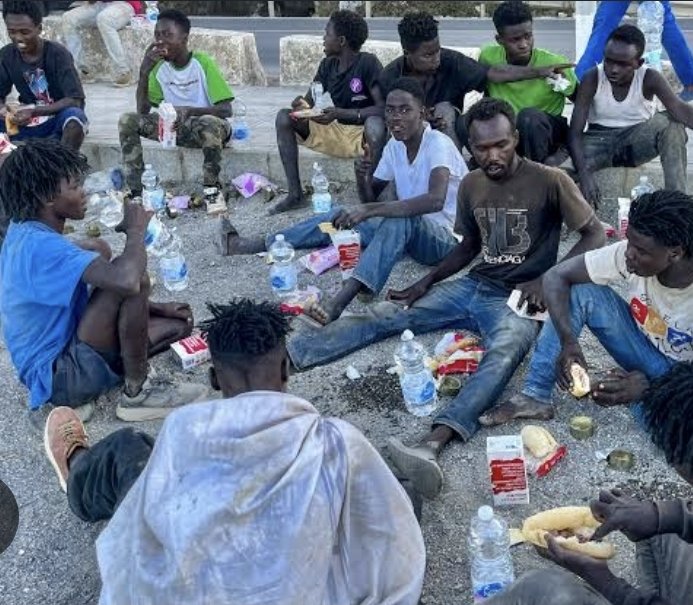 SUSY811922's tweet photo. El GOBIERNO SANCHINFLAS, se atribuyó el mérito de  q miles de ilegales regresaran a Marruecos, pero fue por el HAMBRE.
Ahora les dan de comer, les han comprado literas,  duchas, baños... lo cual hace qué se queden y hará  efecto LLAMADA a que VENGAN MÁS 😵‍💫 https://t.co/Klhz6Fgs3h