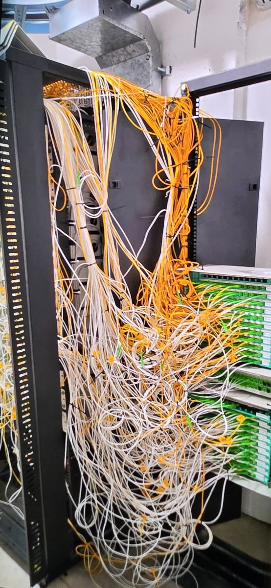 raamsesrojas's tweet photo. https://t.co/Re5Osd2Iw1 esta es la cagada que tienen los técnicos en mi condominio, a diario se doblan  los cables de fibra y se quedan vecinos sin Internet, vine un técnico le soluciona a uno y dobla los cables de otro. Pésimo servicio y para peor tienen monopolio en el edificio https://t.co/32eNdYBpEI