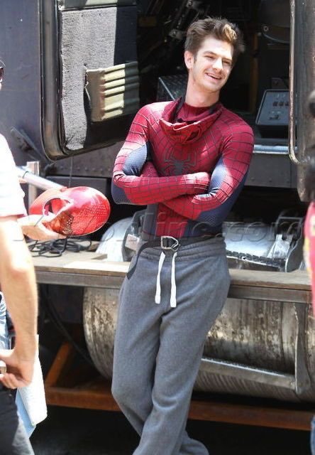 FrozenBubble69's tweet photo. Funny how they tried to make Andrew's suit as comfortable as much as they possibly can (1st suit irritated his skin)

-The fabric is more breathable. 
-Made the eye lenses bigger for better visibility instead of sunglasses lenses.
-Added zippers everywhere. 

Meanwhile Tom... https://t.co/taYJnXf6p8
