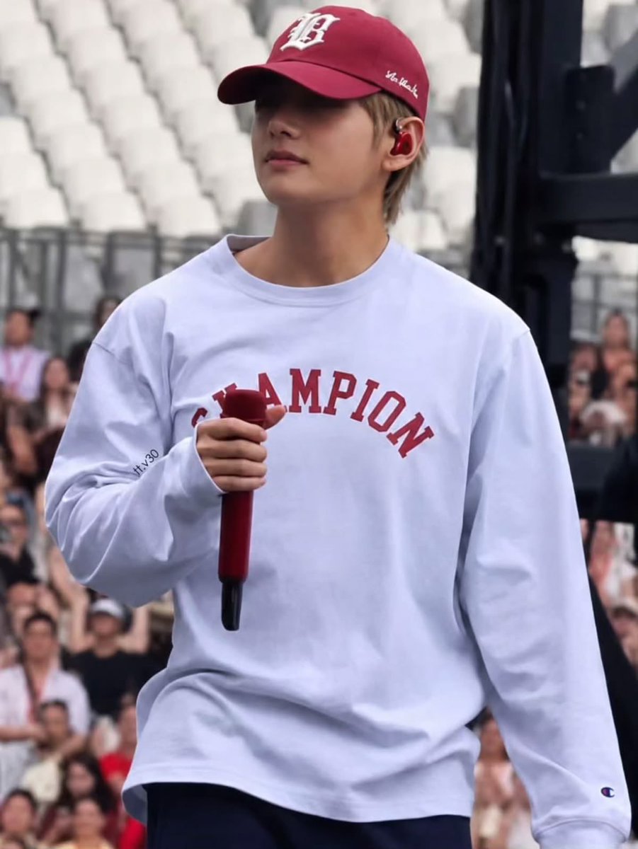 naver_taehyung's tweet photo. “My favorite is the gray long-sleeve shirt with the red Champion logo. I really liked how the red stands out nicely against the gray and adds just the right pop of color. It’s casual, but the logo gives it just enough character.”

- V via GQ for Champion https://t.co/1OkQbW1cIy