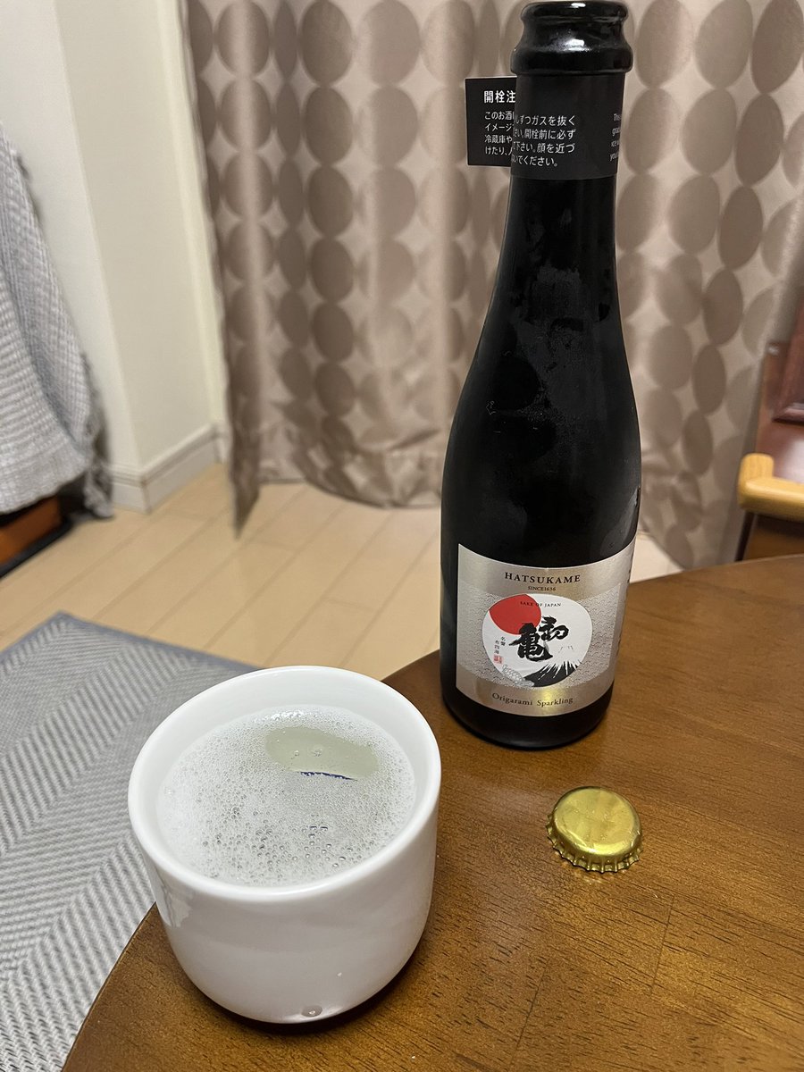 honbus's tweet photo. お疲れさまで酒♪

#一石屋酒店 さんで
購入していた
初亀 Sparkling
足名屋 初亀醸造 さん

明日の仕事に備えて
日本酒で乾杯〜
シュワシュワ甘旨なお酒〜
ウマイ！
ε-(´∀｀; ) https://t.co/3Z69QQiOa0