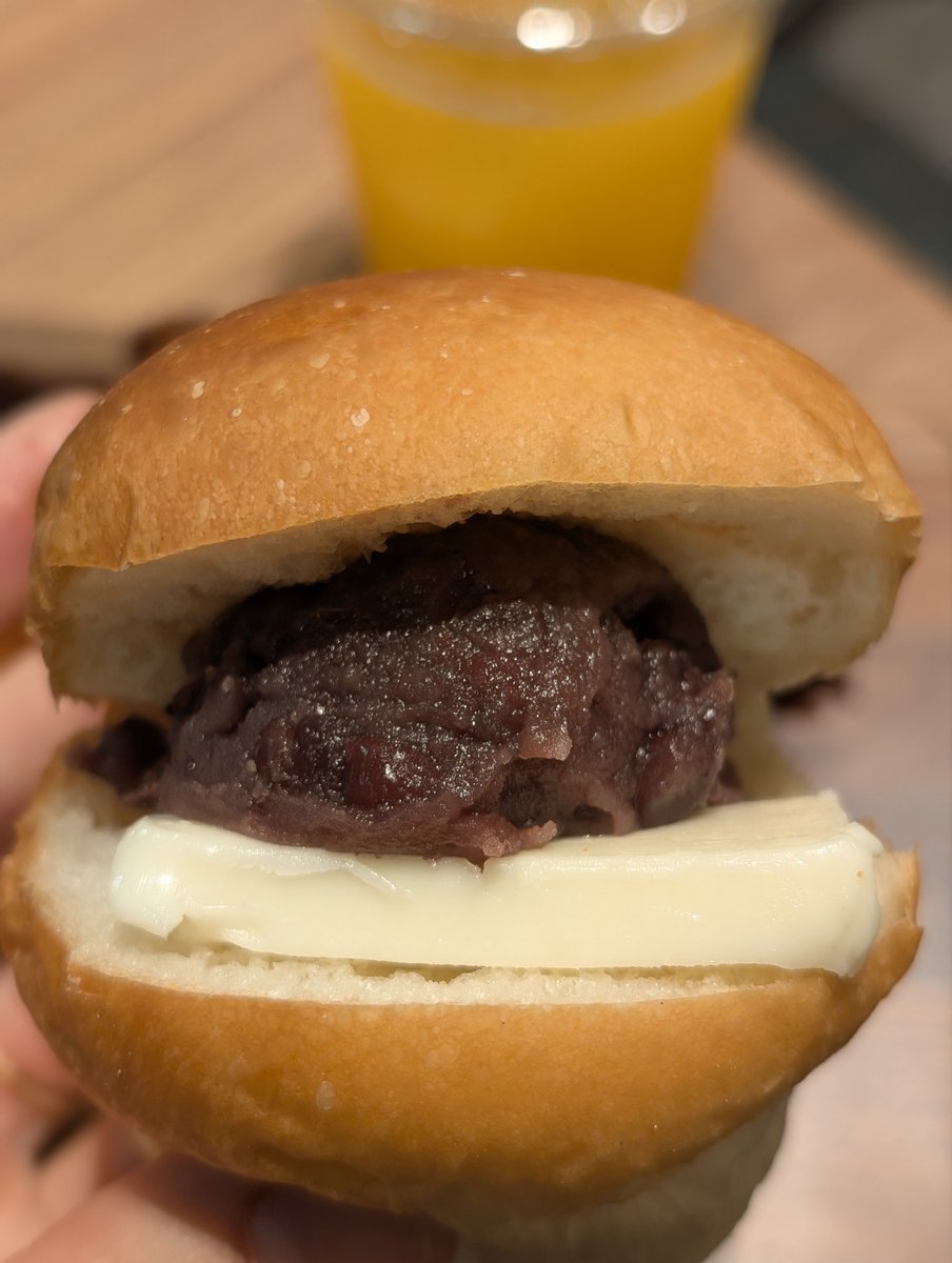 furan_osakacafe's tweet photo. 嵜本のベーカリーカフェが大阪ビジネスパークにもオープン。こちらの塩トリュフパンが美味しい。あんバターのビジュアルと味が好きで、あったらつい買ってしまう。そして甘党に嬉しいギルティーショコラ。チョコにキャラメリゼでおやつ時に食べたい。
🏠SAKImoto bakery and more OBP店
続↓ https://t.co/XqyTBzS7nv