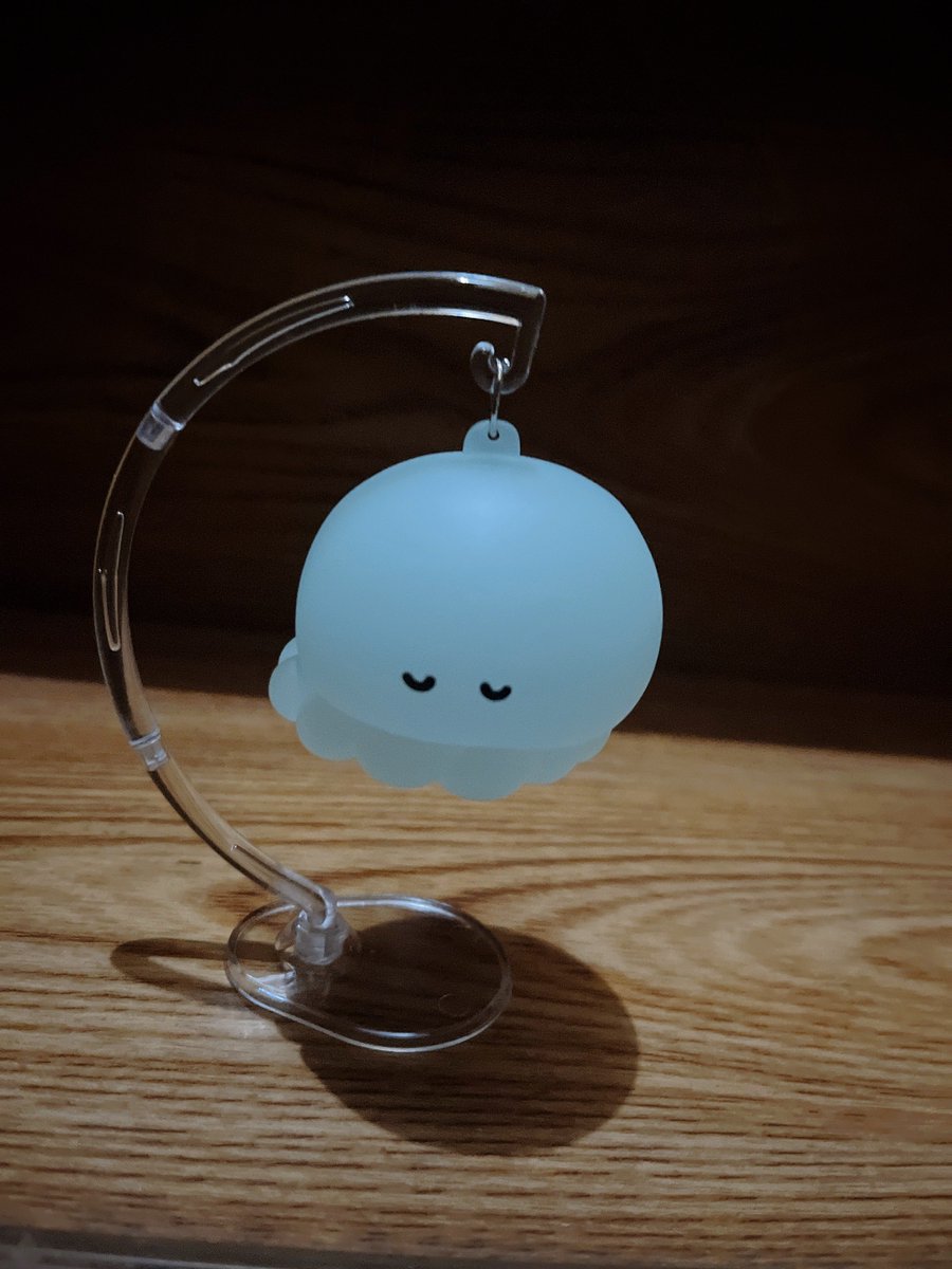 kny___4's tweet photo. 姪もつれてクレしん映画見てきたんだけど、、あの、、しんちゃんの声優変わってた？:( ˙꒳​˙ ):？？
画像はガチャガチャでげとしたくらげのライト
かわち https://t.co/TGuUwtFaBl