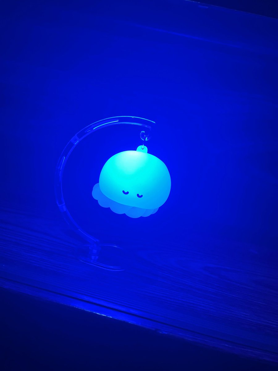kny___4's tweet photo. 姪もつれてクレしん映画見てきたんだけど、、あの、、しんちゃんの声優変わってた？:( ˙꒳​˙ ):？？
画像はガチャガチャでげとしたくらげのライト
かわち https://t.co/TGuUwtFaBl