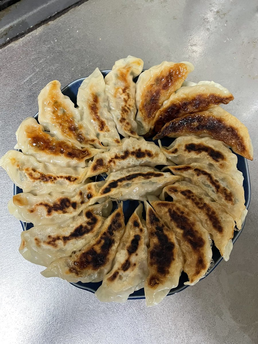 haruhiko1027's tweet photo. 末娘が帰省、突然ギョウザを作ると言い出し、見事な出来栄えで完成しました。美味かった〜。 https://t.co/MJV4H2P6tQ
