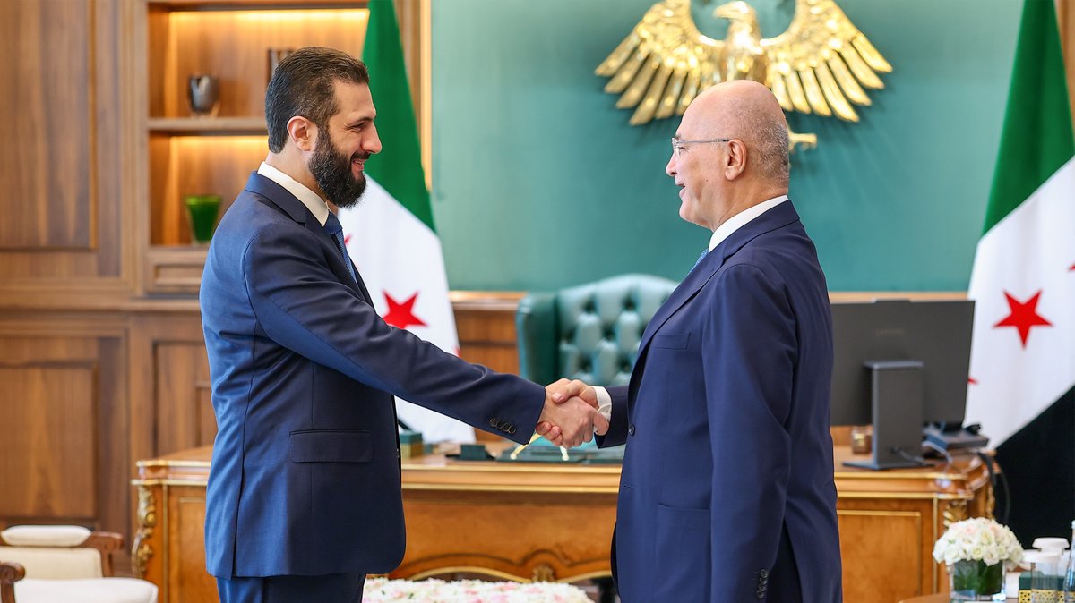 SyPresidency's tweet photo. استقبل السيد الرئيس أحمد الشرع اليوم في قصر الشعب بدمشق، المفوض السامي للأمم المتحدة لشؤون اللاجئين برهم صالح والوفد المرافق له، بحضور وزير الخارجية والمغتربين أسعد الشيباني.

وتناول اللقاء سبل تعزيز التعاون بين الجمهورية العربية السورية والمفوضية السامية للأمم المتحدة لشؤون اللاجئين، إلى جانب دعم الجهود المتعلقة بالعودة الطوعية والآمنة للاجئين، ومشاريع سبل العيش والتعافي المبكر.

#رئاسة_الجمهورية_العربية_السورية
