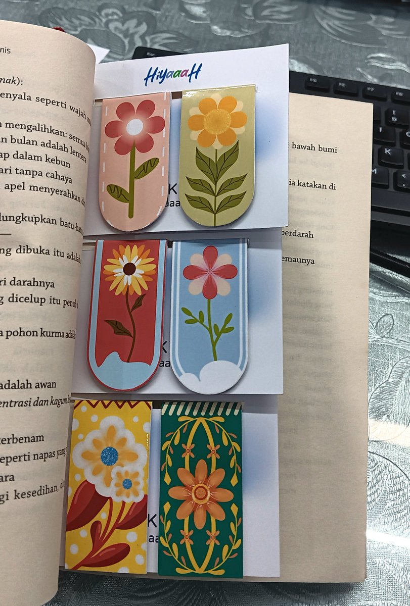 HiyaaahFor4's tweet photo. 📖🎀 ITEM REVEAL! 🎀
Bloom between the pages 🌸📖
Say hello to our little bookmark at CF23! ✨
#CF23 #CF23Booth #Bookmark #Cute #FandomGoods #OpenBooth #ComingSoon https://t.co/0Z7a7crduM